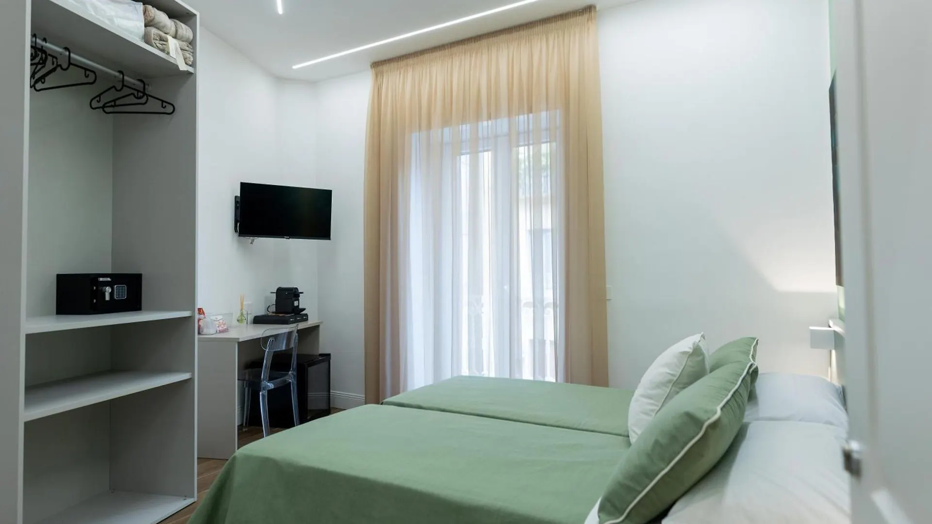 Ianno Napoli Rooms 0*, Naples Italy